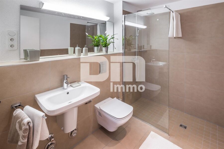 WE12 KFW 55 Zwei-Zimmer-Appartment Balkone, barreierefrei, möbliert ideal als Pendler / RBNB - Badezimmer / Ebenerdige Dusche / Handtuchwärmer